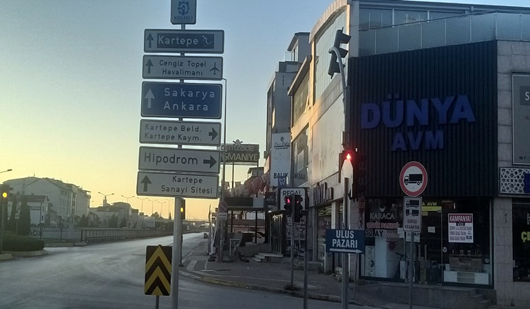 Kartepe’de yön tabelaları trafik akışını olumsuz etkiliyor