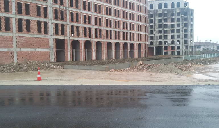 Kartepe’deki bu caddede tehlike geliyorum diyor