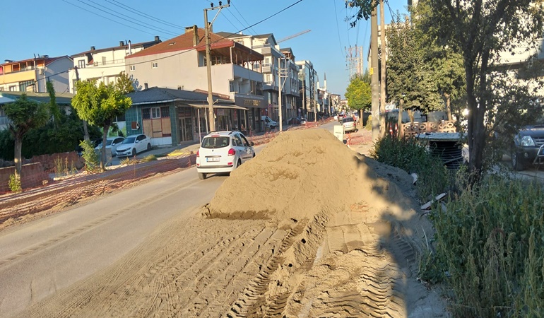 Kartepe’deki bu caddede yürünmüyor!