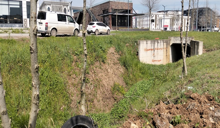 Kartepe’deki bu dereye her alan bir vatandaş düşebilir!