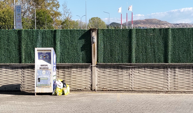Kartepe’deki o sitelerde giysi kumbarası doldu