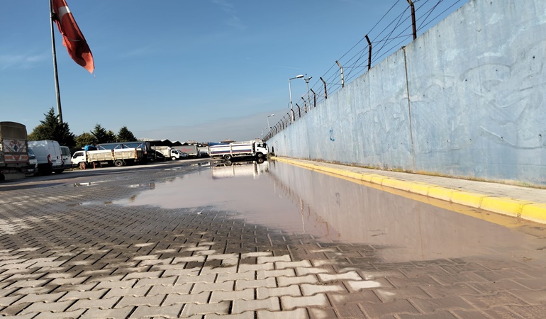 Kartepe’deki o sokak her yağmurda göle dönüyor