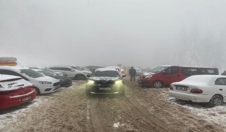 Kartepe Kayak Merkezi’ne giden yolda trafik kilitlendi