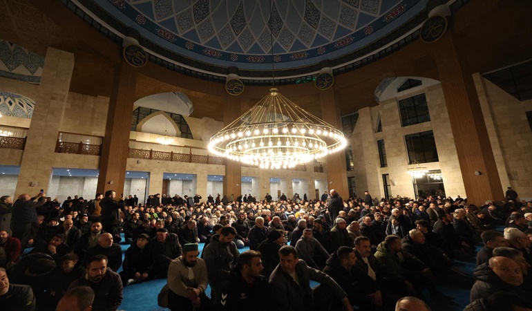Kartepe Kent Meydanı Cami ilk teravih namazında dolup taştı