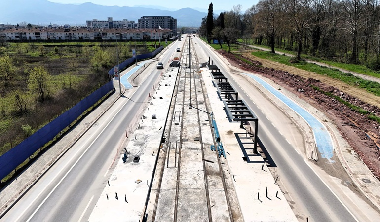 Kartepe Tramvay Hattı’nda duraklar monte ediliyor