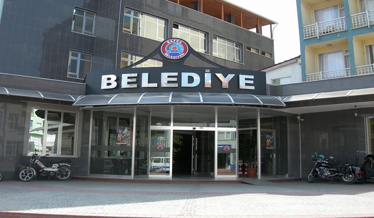 Kasa tam takır olunca başkan maaşları kendi cebinden ödedi