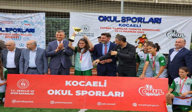 Kavaklı Adem Başoğlu Ortaokulu Kız Futbol Takımı Türkiye şampiyonu