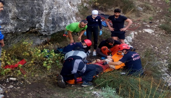 Kayalıklardan düştü, itfaiye kurtardı