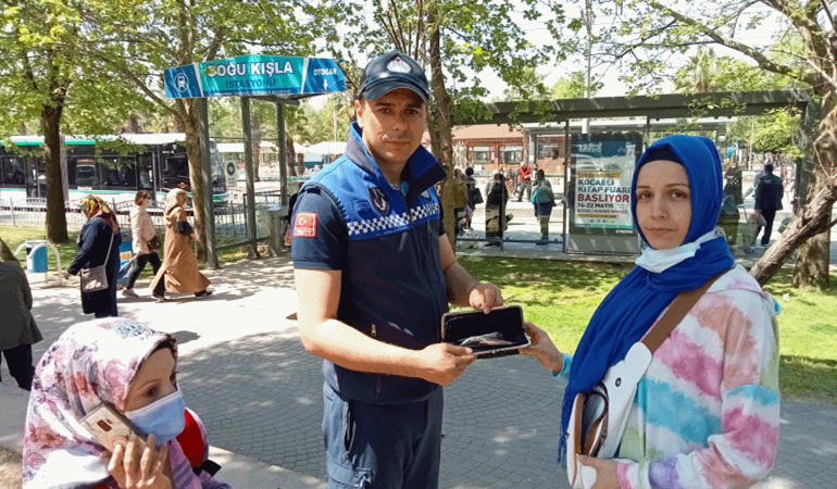 Kayıp çantayı zabıta sahibine ulaştırdı