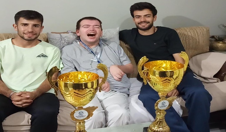 Kazandıkları kupaları özel bireylere hediye ettiler