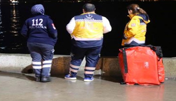 Kendini denize atmak üzereyken polis yakaladı