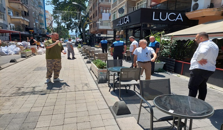 Kent merkezindeki kafelere kaldırım işgali denetimi