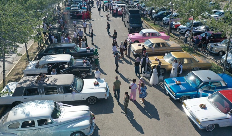 Kente neşe saçan en renkli konvoy 