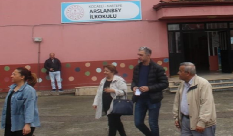 Kertepe’de sandık başındaki avukata saldırdılar