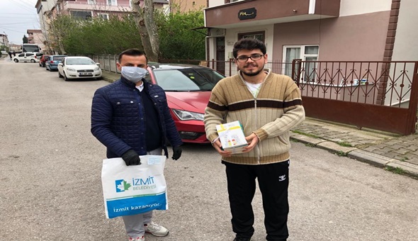 Kitap bulamıyorum diyen üniversiteliye, Başkan Hürriyet’ten kitap seti