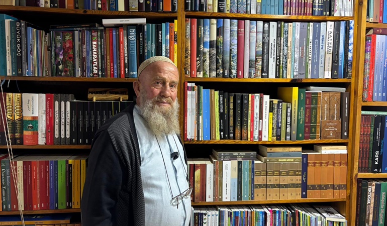 Kitap tutkunu Maksut amca, Alev Alatlı Kütüphanesi’ne hayran kaldı