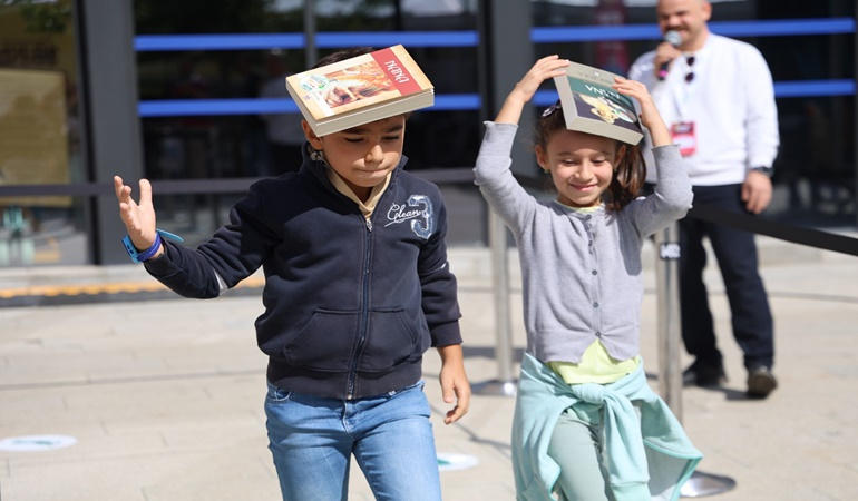 Kitaplar baş üstünde taşındı!