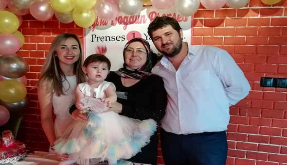 Kızlarının ilk doğum gününü kutladılar