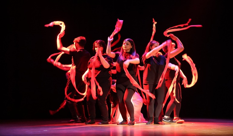 KO-MEK kursiyerleri 40 yıllık tiyatroculara taş çıkarttı