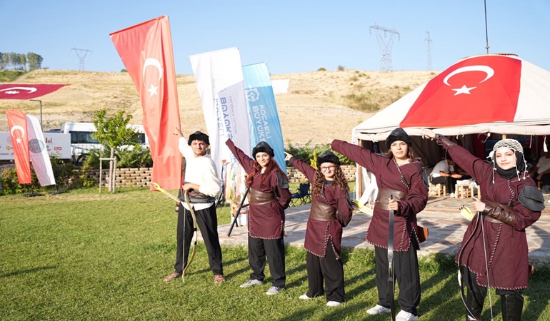 Kocaeli Büyükşehir Ahlat’ta çadır kurdu