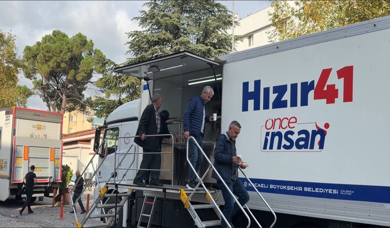 Kocaeli Büyükşehir Belediyesi, Balıkesir’de sıcak yemek ve çay ikram etti