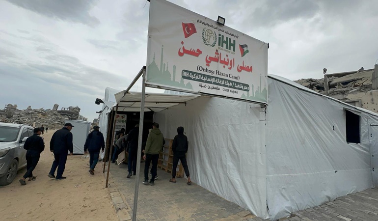 Kocaeli Büyükşehir Belediyesi, İsrail’in yıktığı Gazze’de çadır cami kurdu