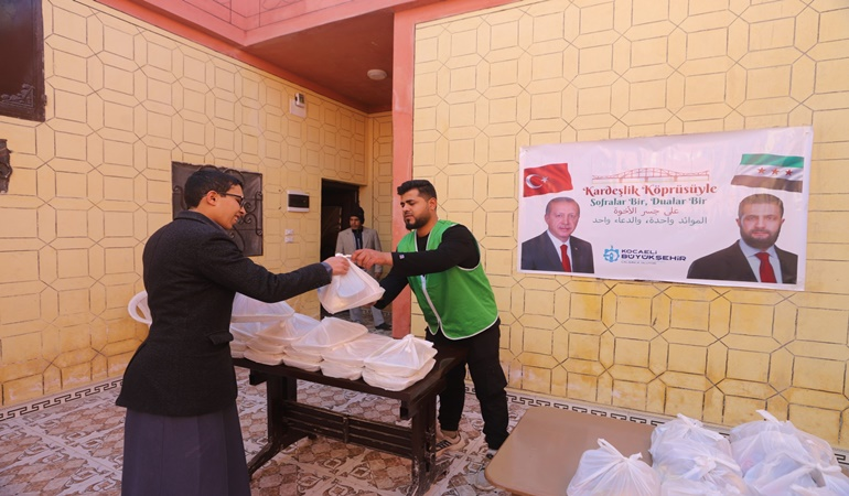 Kocaeli Büyükşehir Belediyesi, Suriye’de iftar yemeği dağıttı