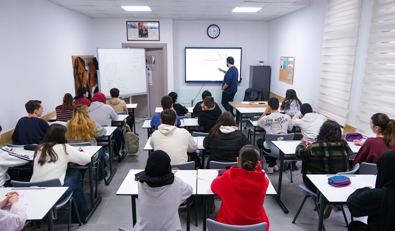 Kocaeli’de Akademi Liseler, öğrencileri yazılı sınavlara da hazırlıyor