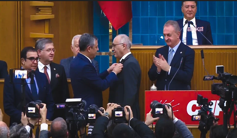 Kocaeli’de de çok tanınan o vekil CHP saflarına katıldı