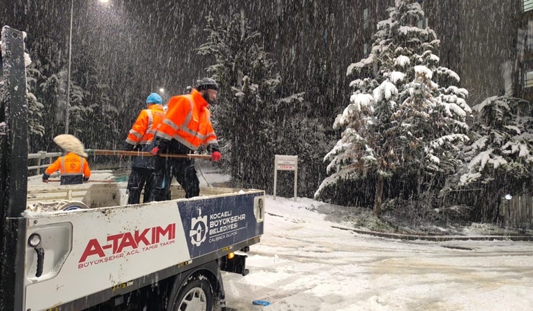 Kocaeli’de karla kaplı yolları açma mücadelesi