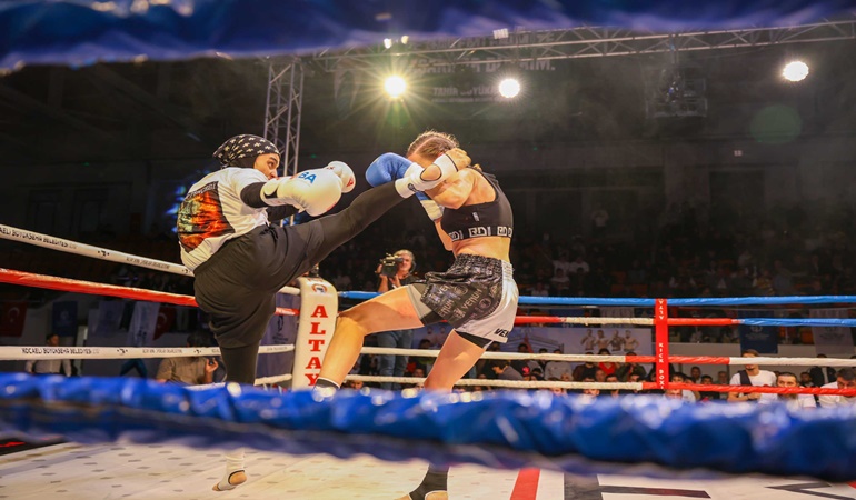 Kocaeli’de kick boks heyecanı! Kemer için dövüştüler