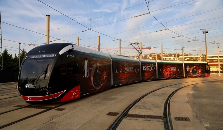 Kocaeli’de otobüs ve tramvaylar Atatürk fotoğrafıyla kaplandı 