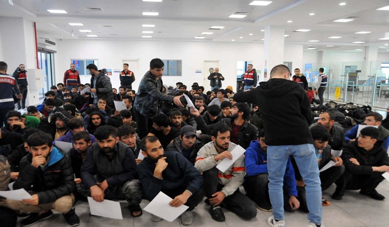 Kocaeli’de yakalanan 119 kaçak göçmen daha sınır dışı edildi