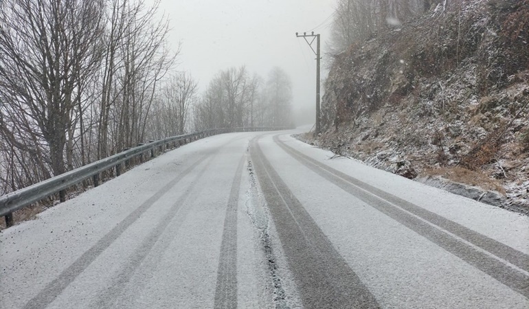 Kocaeli’de yüksek kesimlerde kar yağışı başladı