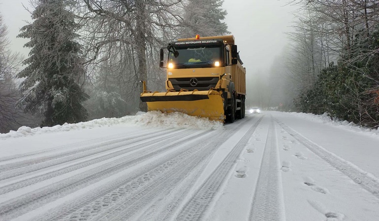 Kocaeli’de yüksek rakımlı yerlerde kar mesaisi