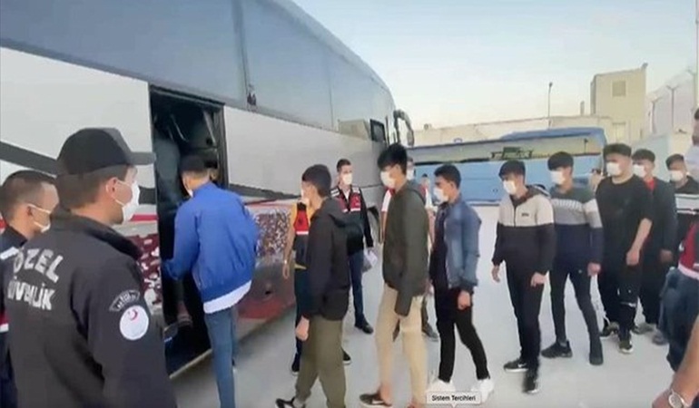 Kocaeli’den 15 kaçak göçmen daha sınır dışı edildi