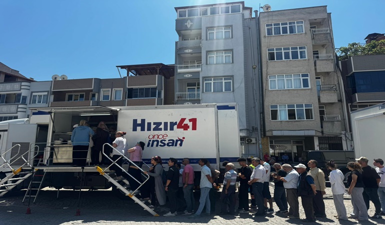 Kocaeli’den giden ekip Balıkesir’de yemek dağıttı