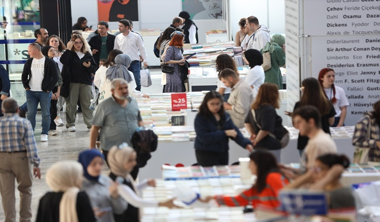 Kocaeli marşıyla açılan Kitap Fuarı’na kitapseverler akın etti