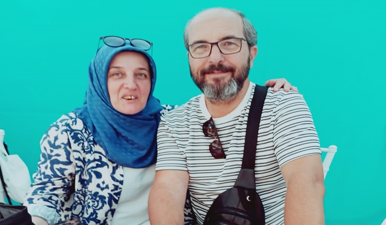 Kocaeli’nin kadın şairlerinden Hülya Efe Dalfidan’ın yanındaki güç!