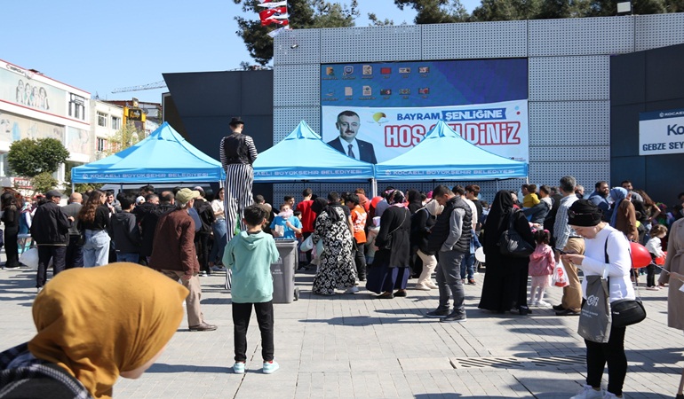 Kocaeli’nin Kent meydanlarında çifte bayram 