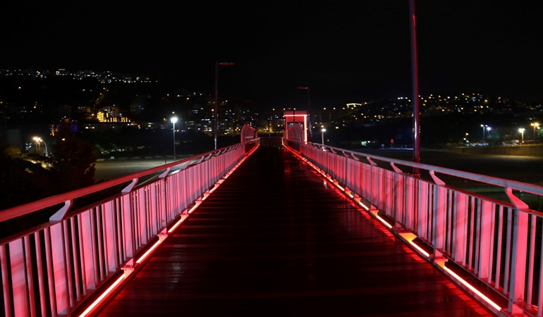 Kocaeli’nin üst geçitleri kırmızı renkle ışıklandırıldı