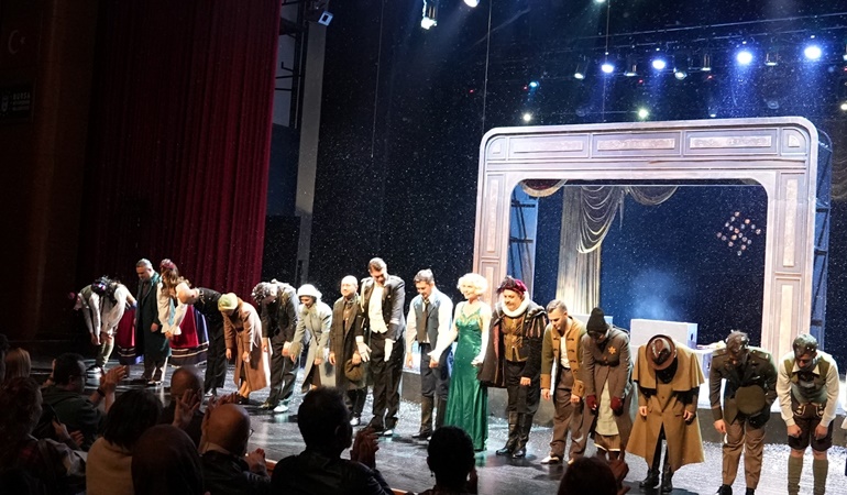 Kocaeli Şehir Tiyatroları, Bursa’da ayakta alkışlandı