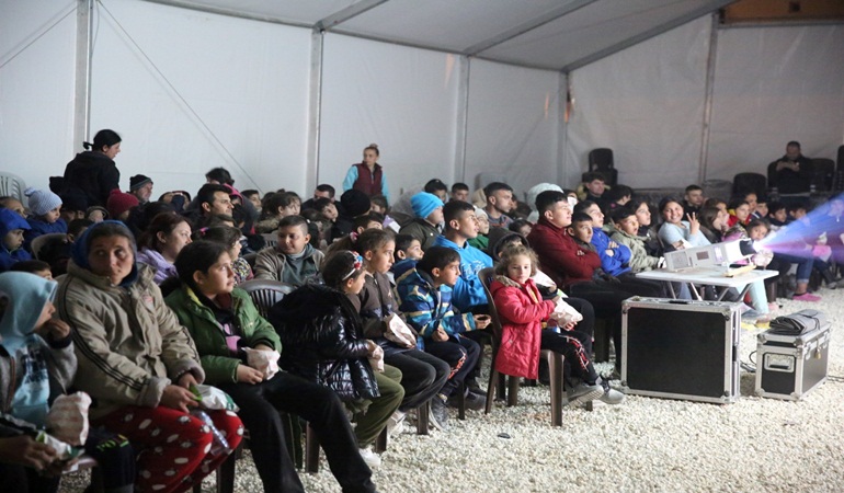 Kocaeli Şehir Tiyatroları’ndan depremzede çocuklara gösteri