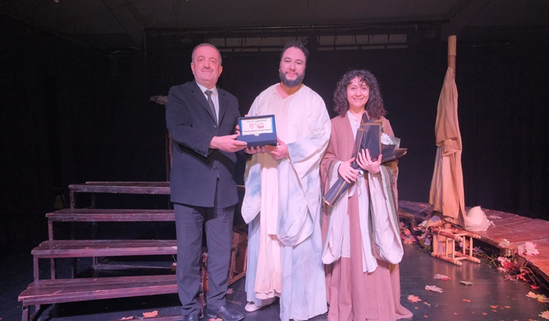 Kocaeli Şehir Tiyatroları oyuncuları, İnegöl’de de sahne aldı