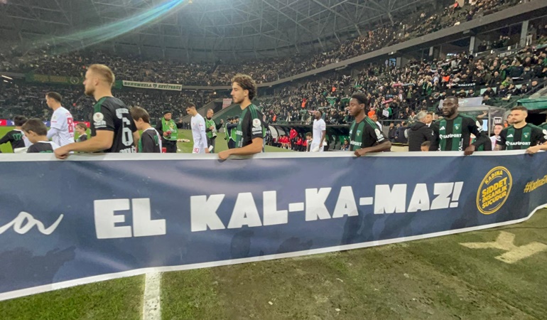 Kocaeli Stadyumu’nda kadına el kalkmaz pankartı açıldı