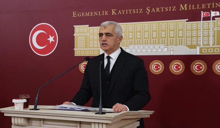 Kocaeli vekili tutuklanan gazeteciyi cezaevinde ziyaret etti