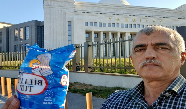 Kocaeli vekili Yargıtay binası önüne elinde tuzla gitti!