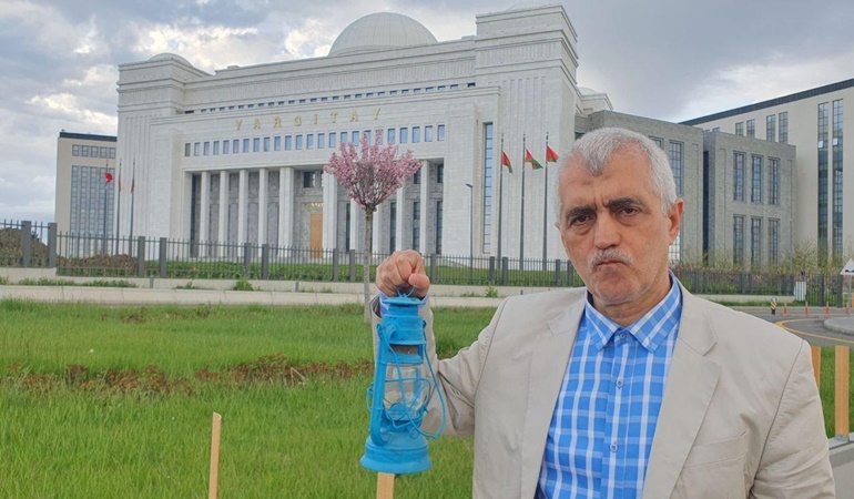 Kocaeli vekili Yargıtay önünde fenerle adalet aradı!