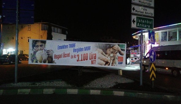 Kocaeli’yi asgari ücret pankartları ile donattılar