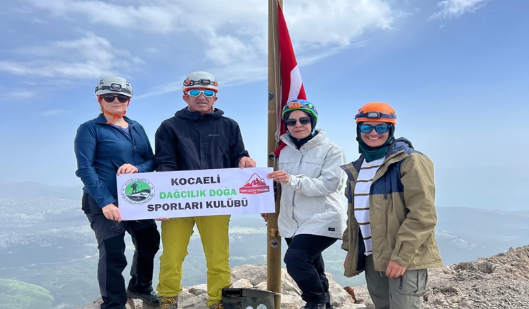 Kocaelili dağcılar Isparta’da Dedegöl zirvesine tırmandı